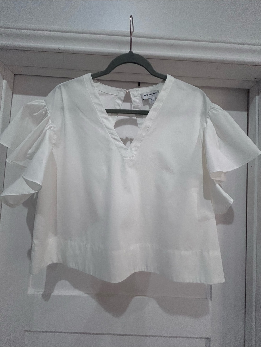 MARC NEW YORK size M Women's White V-Neck Ruffle Sleeve Cropped Top W/cutout